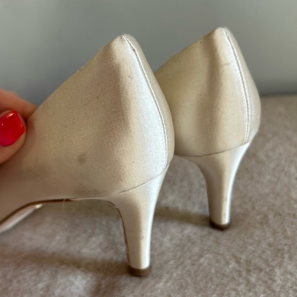 Badgley Mischka Women's Carrie Pump - Champagne size 6.5 - Picture 11 of 14